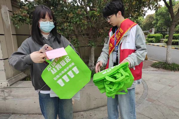志愿者分发环保倡议书_副本.jpg