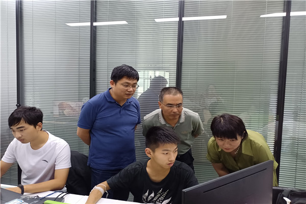 院领导与学生深入交流1.jpg