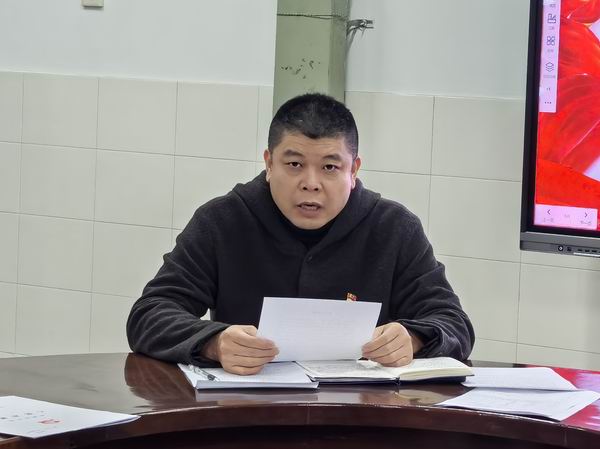 5党支部书记叶星宣读政审结论.jpg