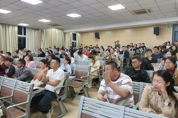 家长认真聆听.jpg