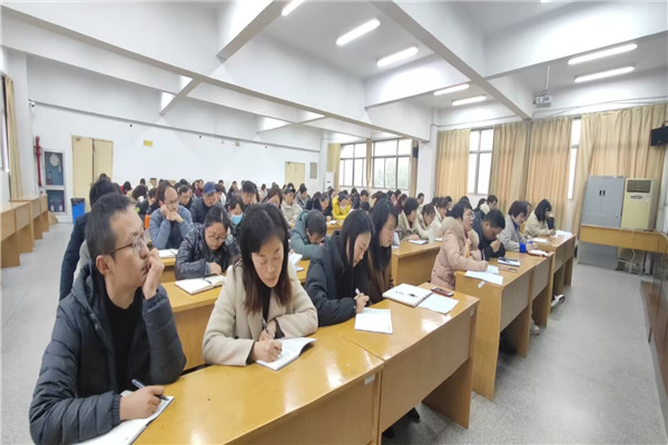 3 全体教工认真聆听.jpg