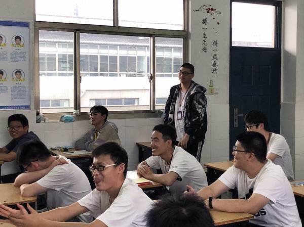 3同学提问交流中.jpg