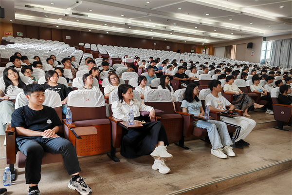 信息学生认真学习讲座内容.jpg