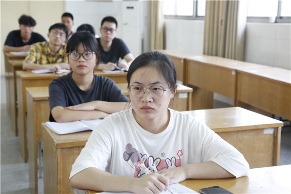 5学生认真听讲_副本.jpg