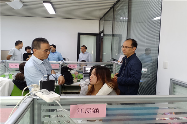 学院领导与实习学生亲切交流.jpg