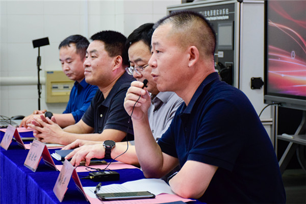 汽车学院孙国华院长主持活动_副本.jpg