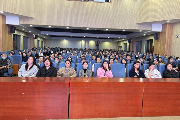 家长们认真聆听.jpg