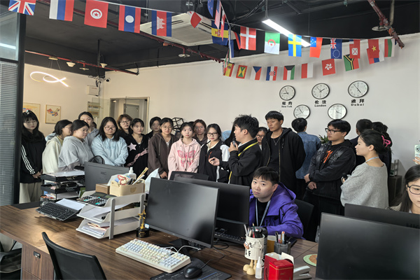1参观公司客服部.jpg