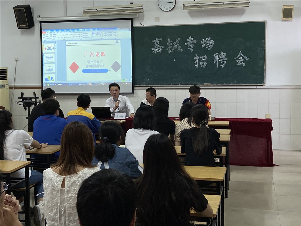 沈海峰经理作介绍.JPG