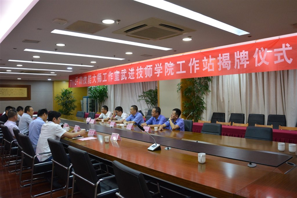工作站成员讨论近期工作计划_副本.jpg