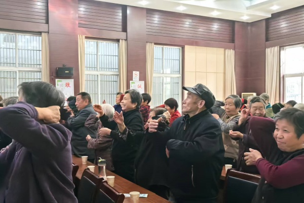 老师与家长互动中.jpg