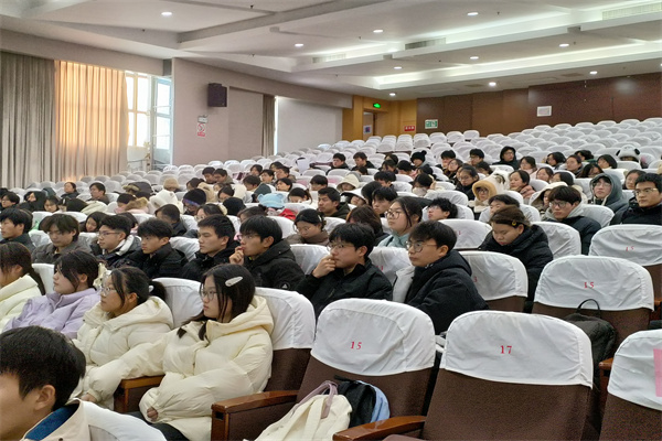 3 全体20级学生认真聆听.jpg