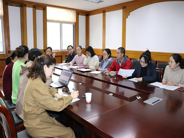 成教科胡燕君组织学习研讨.JPG