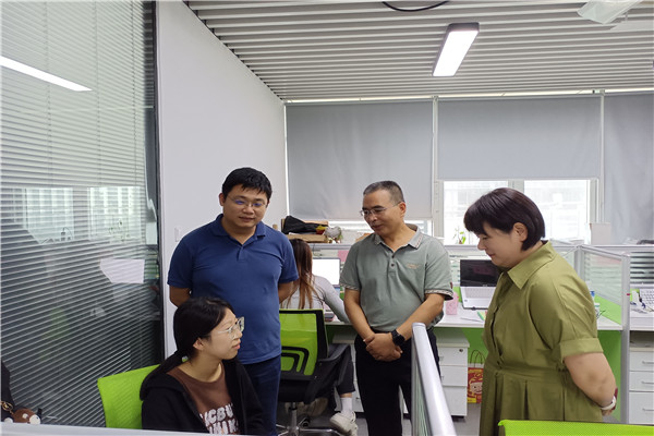 院领导与学生亲切交流1.jpg