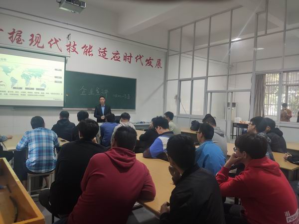 14291技师班学生认真听江 (1).jpg