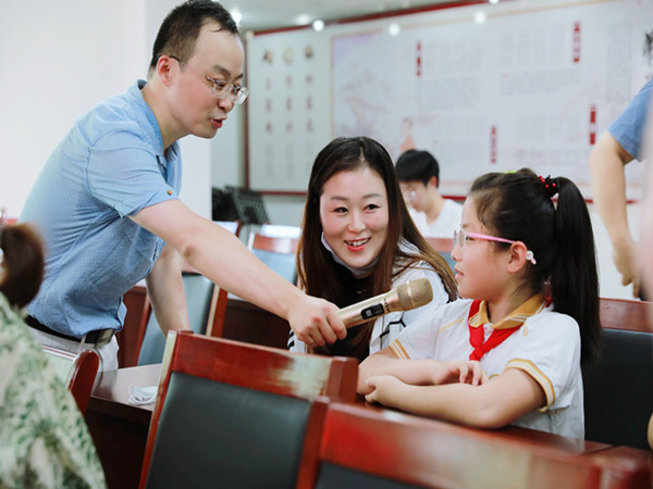 与参会孩子进行意见讨论.jpg