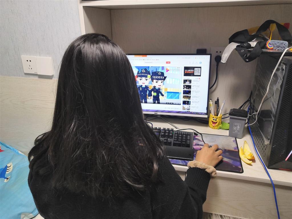 认真观看宪法.png