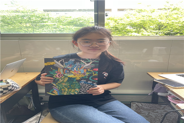 同学与作品合影_副本.jpg