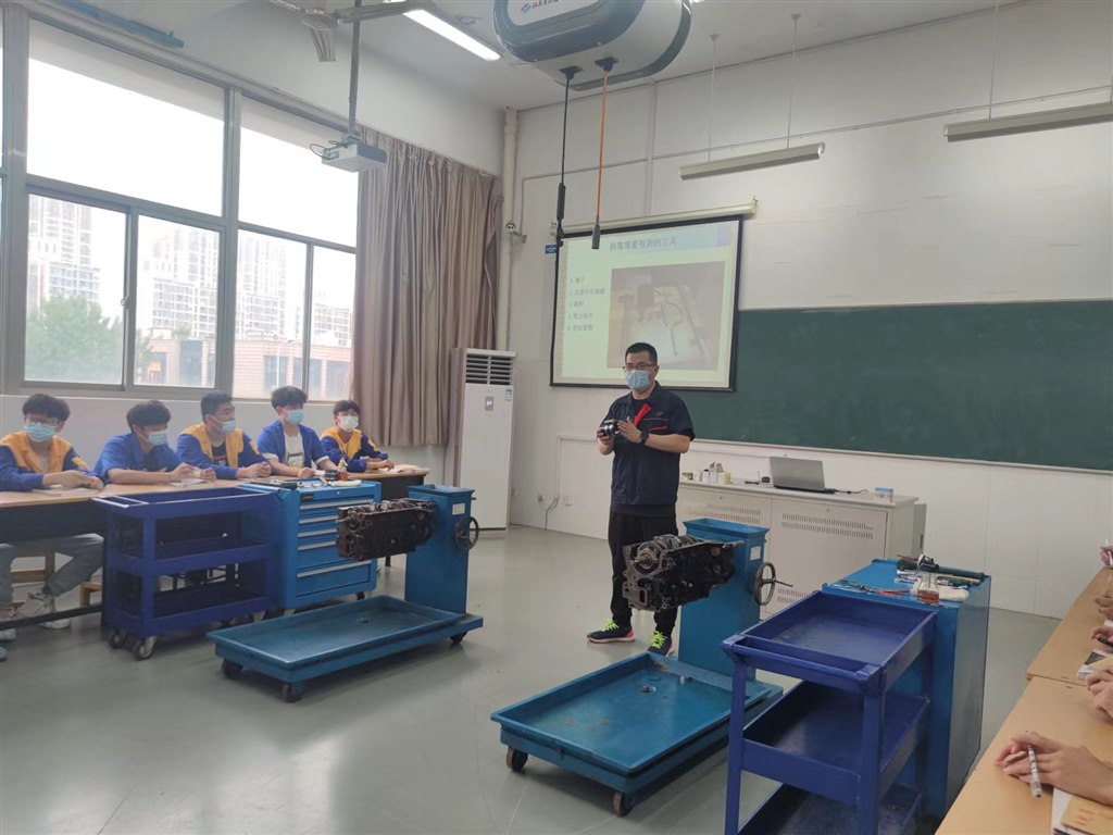 教师讲授.jpg