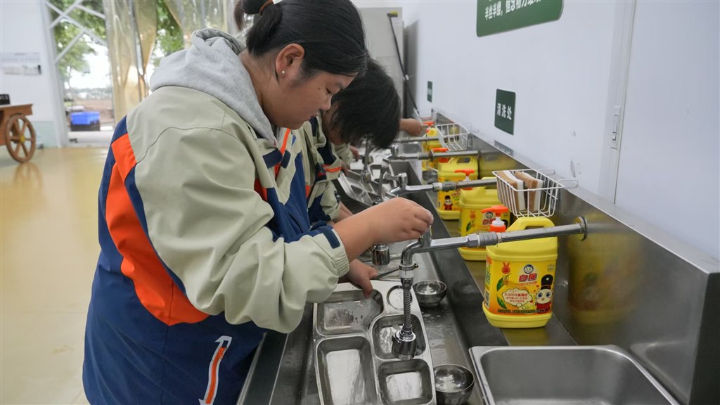 洗餐盘.JPG