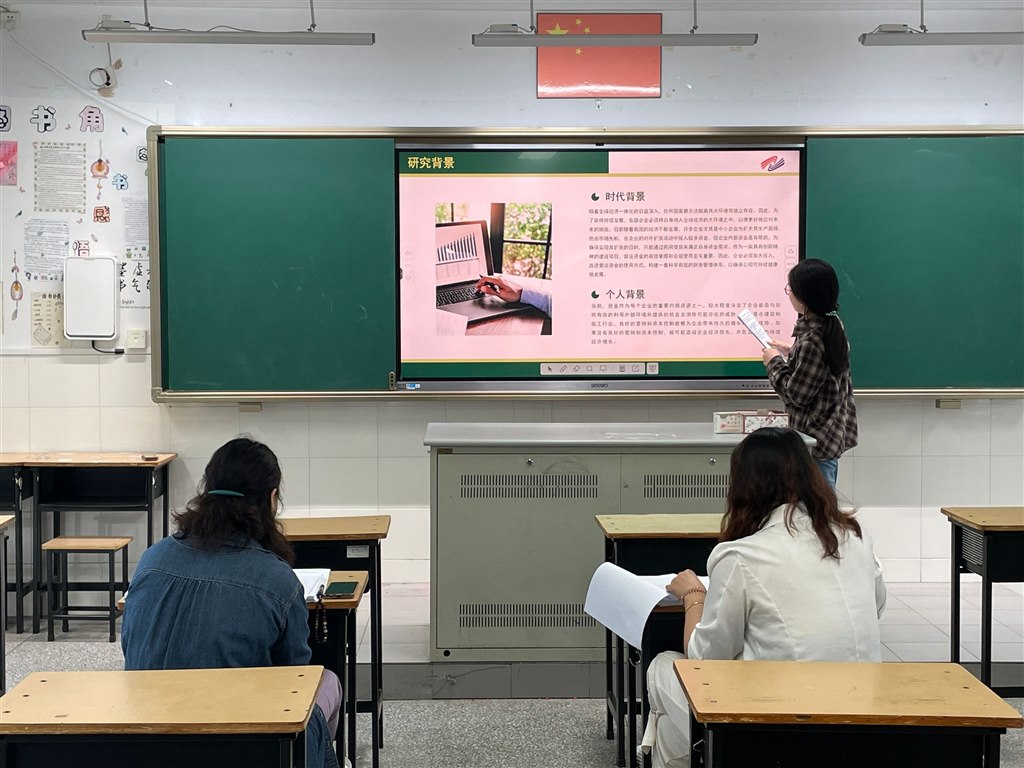 答辩三组.jpg