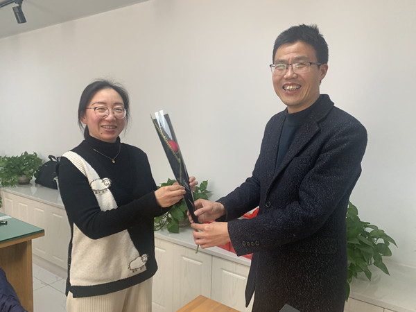 分工会主席给教师献花.jpg