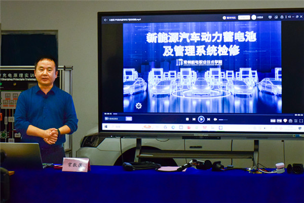 宋教授进行讲座授课3_副本.jpg