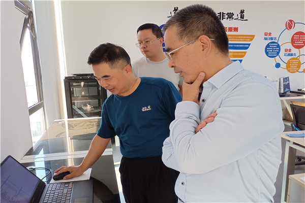 马吉华老师为吴院长展示项目进程.jpg