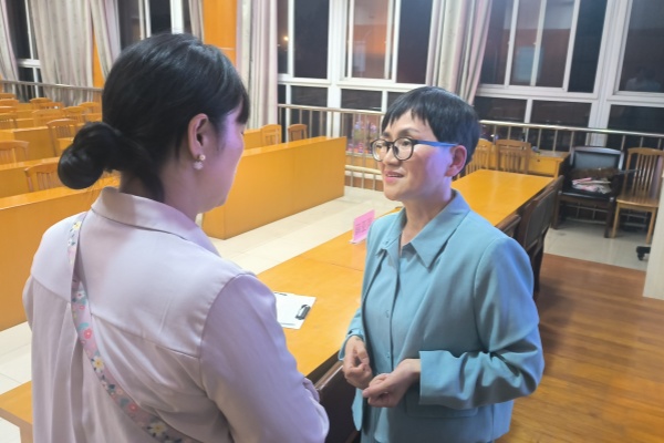 老师与家长互动.jpg