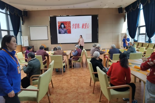 老师授课.jpg