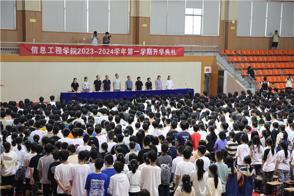 1 奏唱国歌.jpg