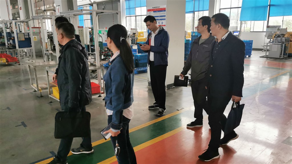 腾驰科技参观车间.jpg