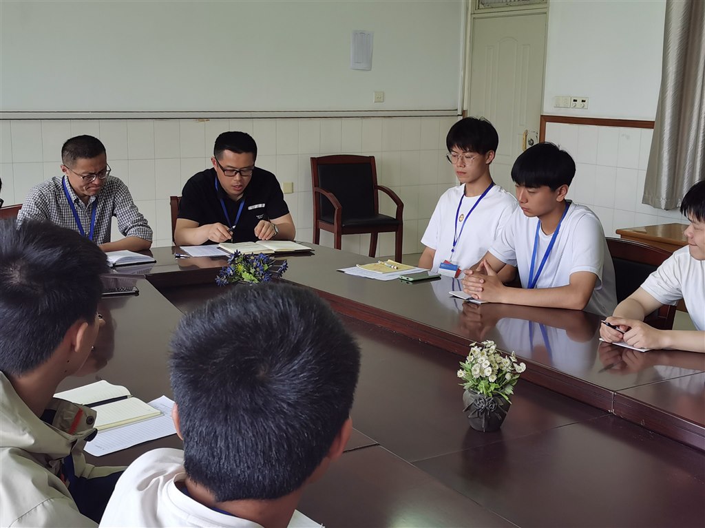 汽车学院全体学生会成员参加会议.jpg