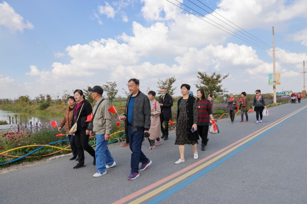 1、参观庆丰村_副本.jpg