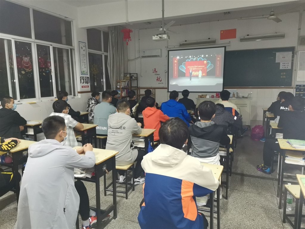 汽车学子观看网上团课2.jpg