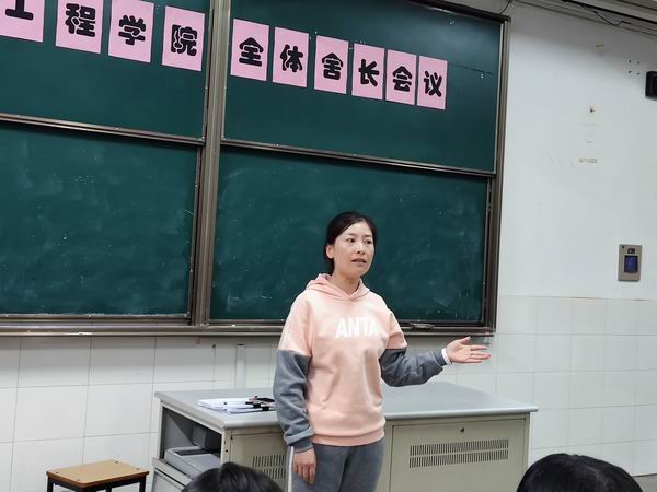 姚文玲老师讲话.jpg