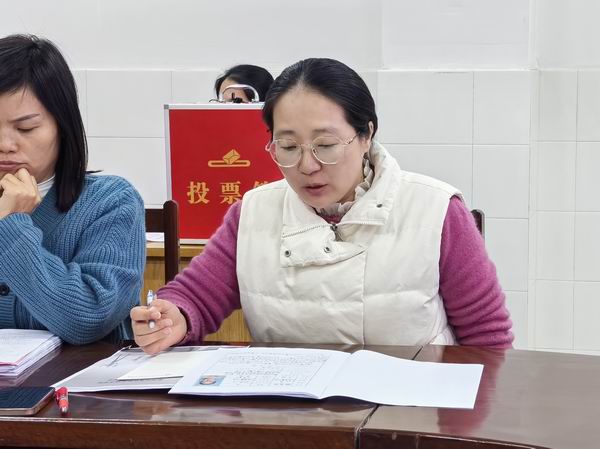 3韩菊琴宣读入党志愿书.jpg