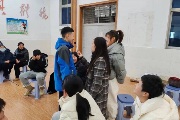 3老师与学生互动.jpg