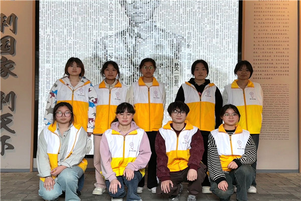 参观同学集体合影2.jpg