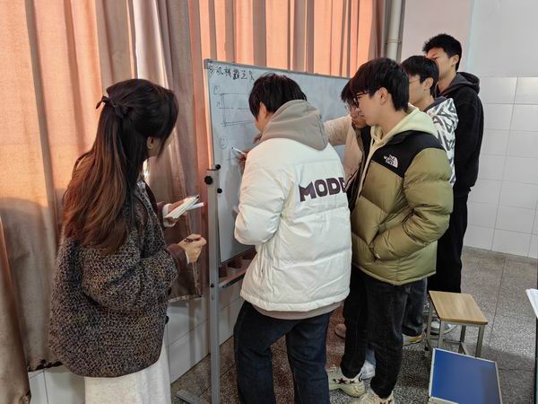 姚娜老师授课.jpg