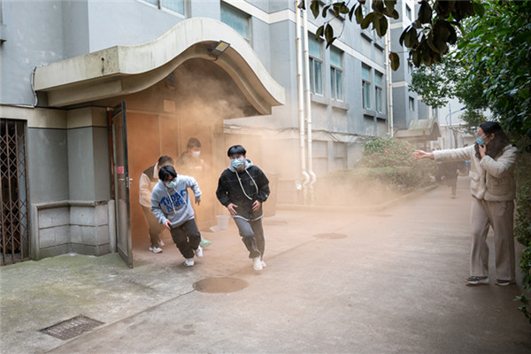 1、汽车工程学院举行紧急疏散演练_副本.jpg