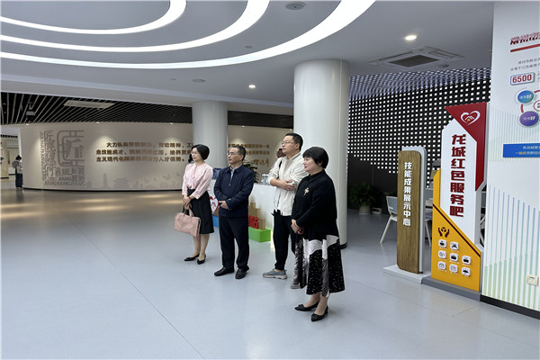 参观展厅.jpg