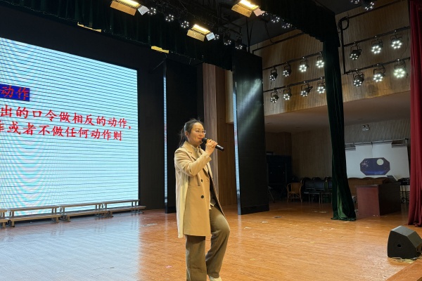 杨老师在讲授演示.jpg