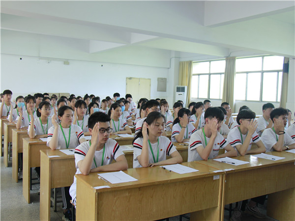 代表举手表决_副本.jpg
