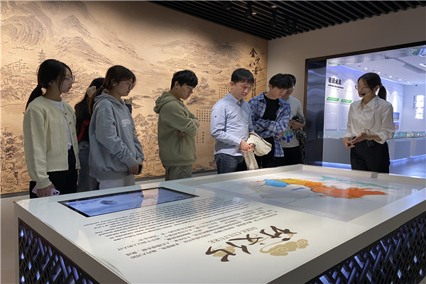 1 糖族部落企业导师带领学生参观文化馆.jpg