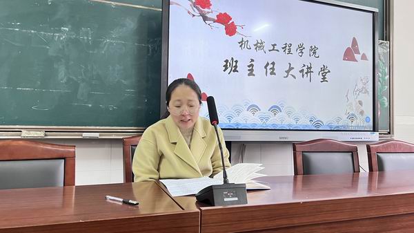 韩菊琴老师交流中.jpg