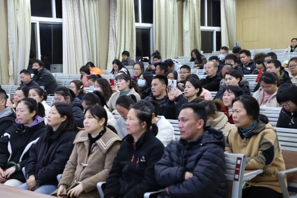 家长们认真聆听.JPG