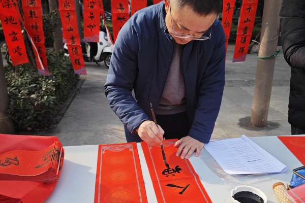 老师在认真书写.jpg