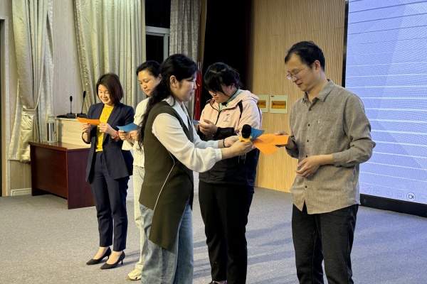 老师和家长们互动.jpg