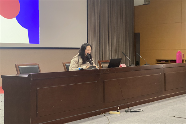 1 学生科王君副科长主持会议.jpg